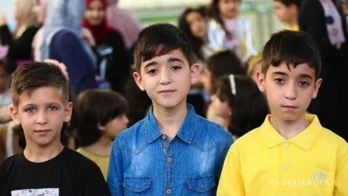 $!Abdulraham y sus primos, los gemelos Omar y Fahmy. El cuerpo de Fahmy aún no ha sido recuperado de entre los escombros.