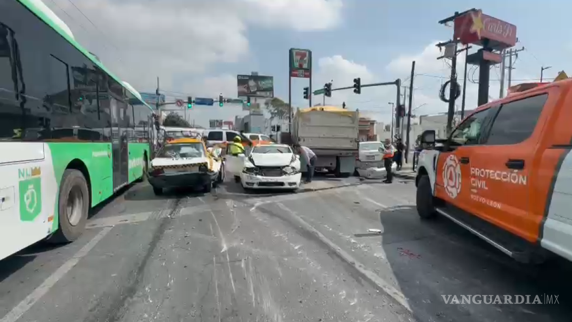 Saldo de 7 lesionados deja choque de camión de volteo contra 9 autos, en Monterrey