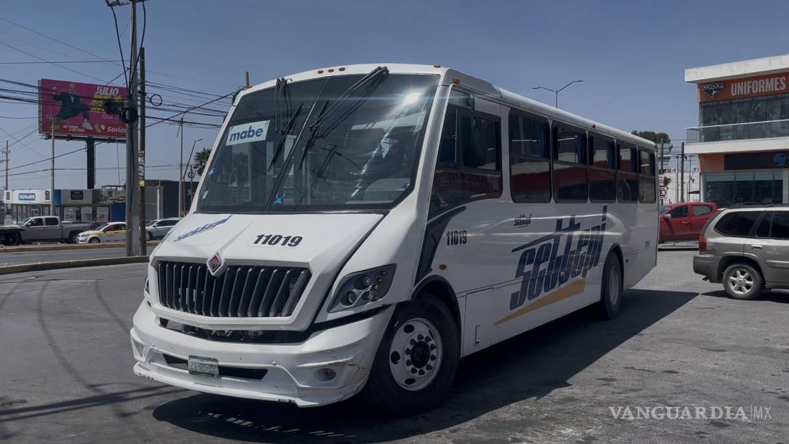 Chocan en el Distribuidor Vial El Sarape; ambos alegan avanzar en luz verde
