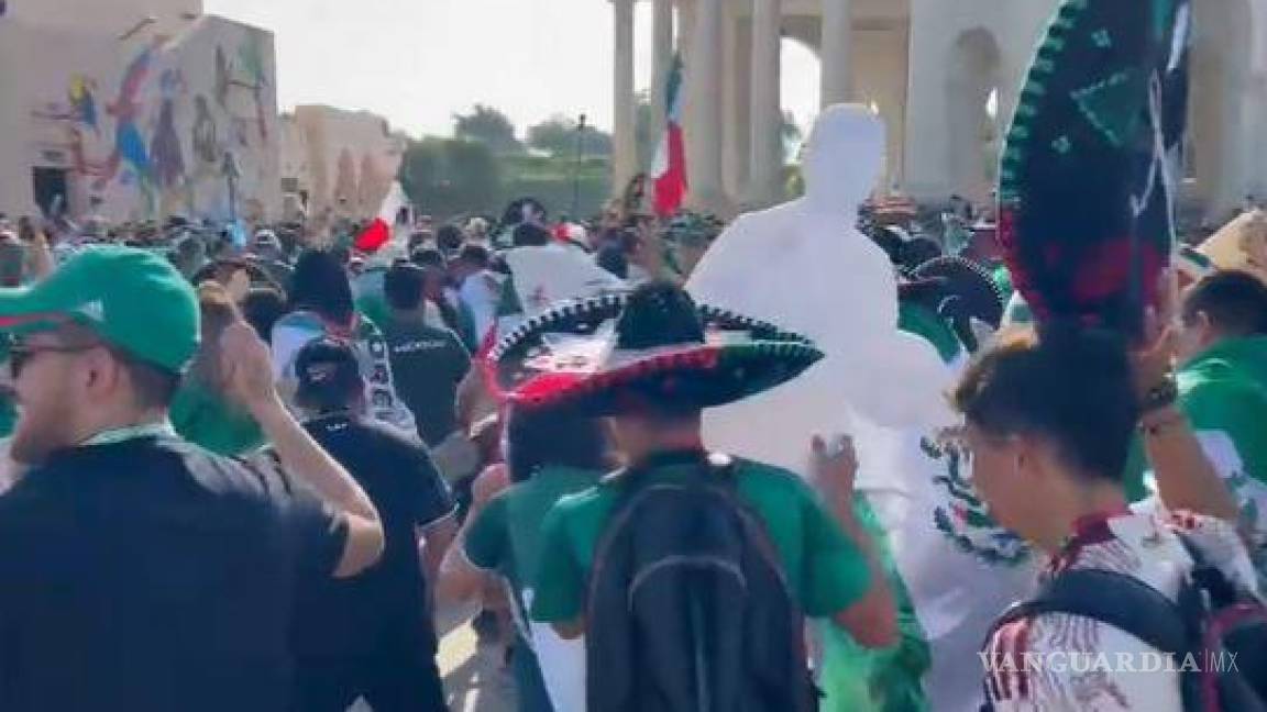 Aficionados mexicanos bailan ‘Payaso de Rodeo’ en Qatar (video)