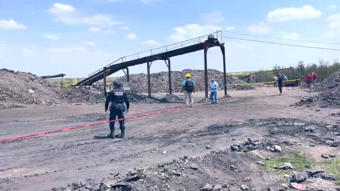 $!Autoridades trabajan en el rescate del cuerpo del infortunado minero.