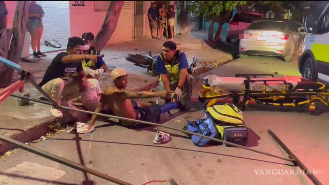 $!El puesto del mercadito sufrió daños luego de que los jóvenes se impactaran contra su estructura.