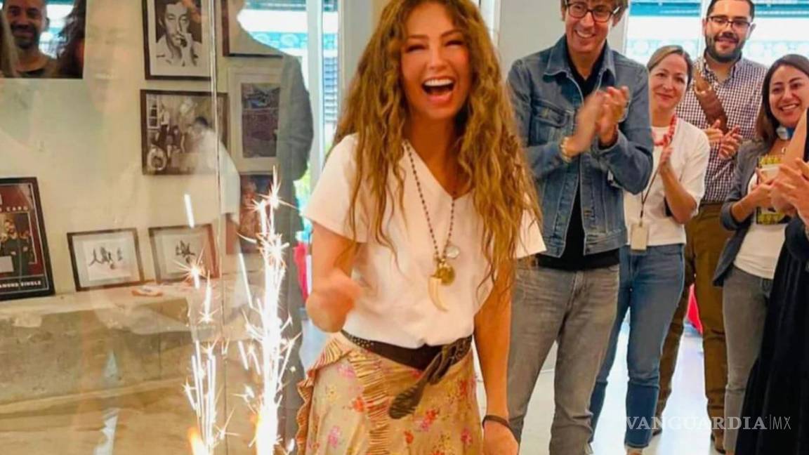 $!La cantante celebró en compañía de personal de su empresa.