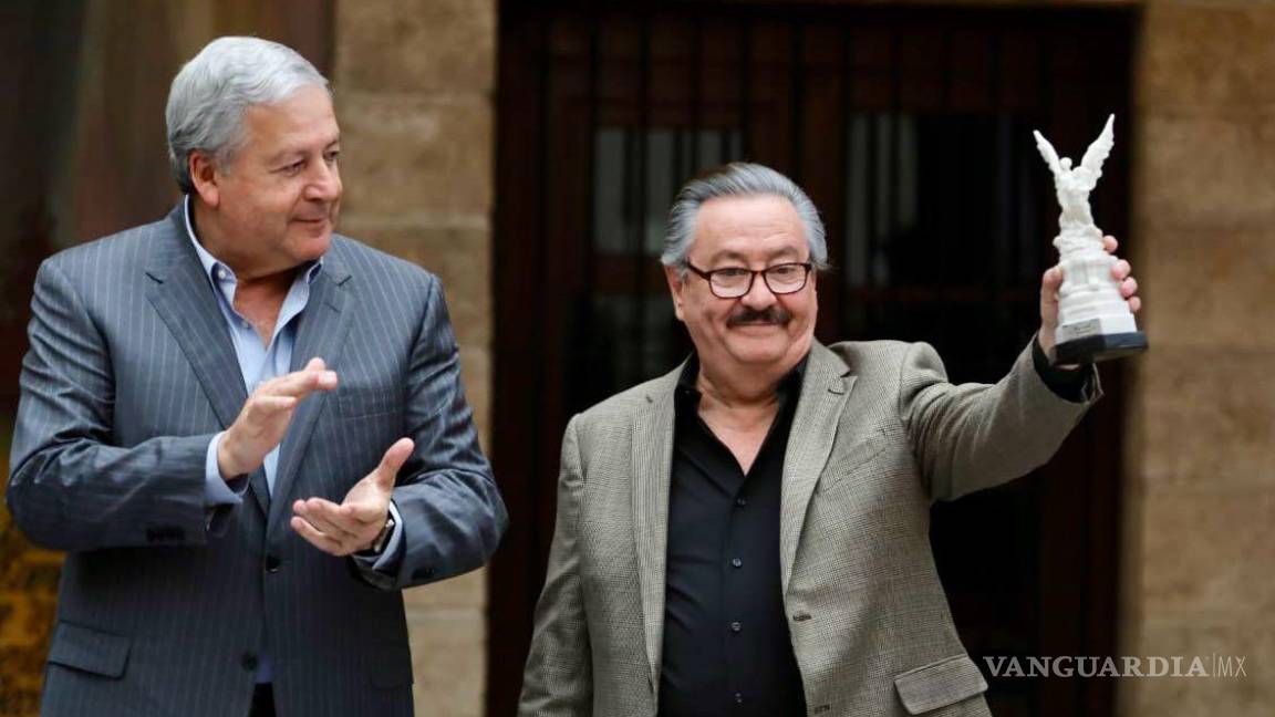 Marco Gómez Saucedo recibe la Presea Manuel Acuña de manos del alcalde de Saltillo, Chema Fraustro