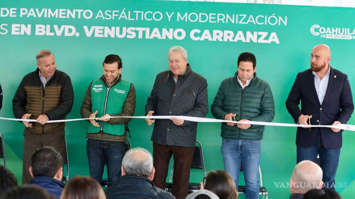 $!El alcalde electo, Javier Díaz (D), formó parte de la comitiva que cortó el listón de inauguración.