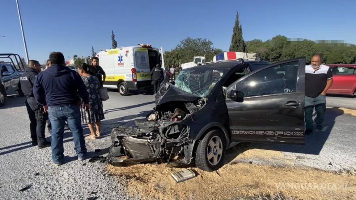$!Paramédicos del SAMU valoraron al conductor del automóvil involucrado en el accidente.