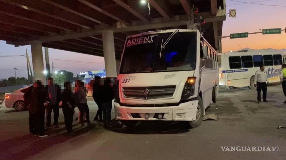 $!Paramédicos de la Cruz Roja evaluaron a 20 trabajadores del transporte de personal y a cuatro pasajeros del camión.