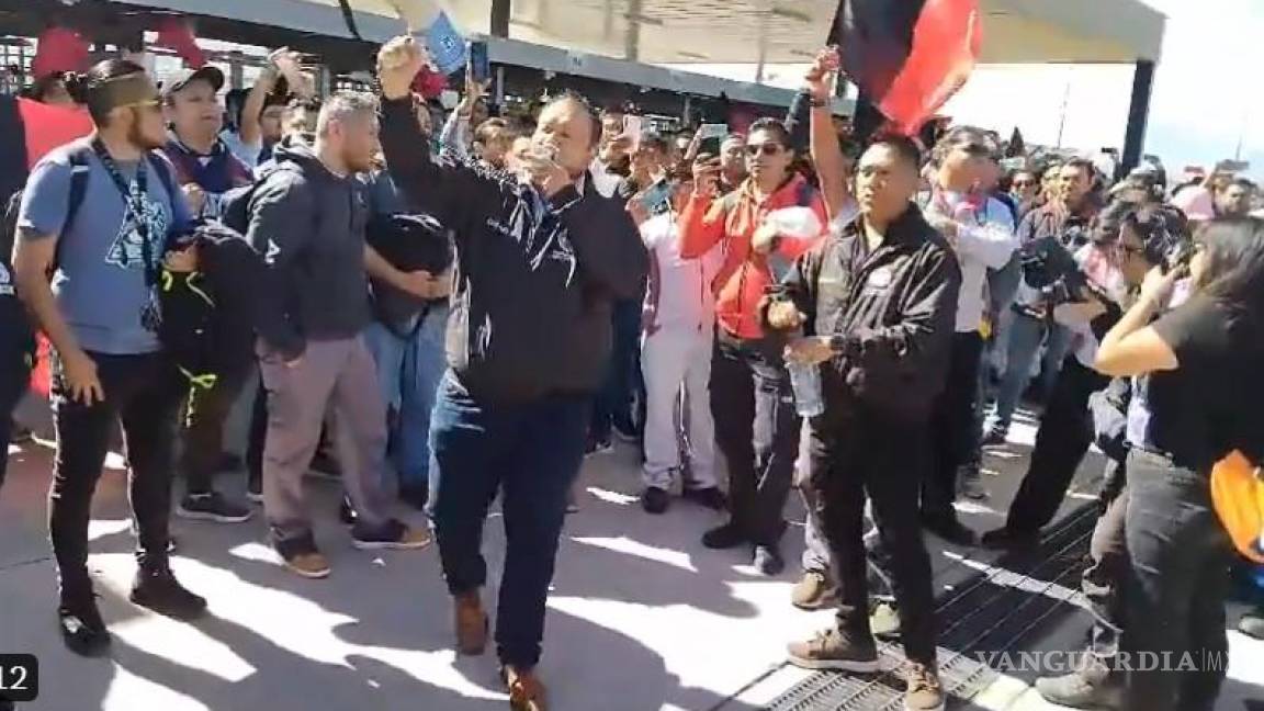 No logra Audi México conjurar emplazamiento a huelga; trabajadores colocan banderas rojinegras