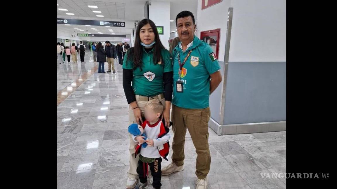 Niño de tres años rescatado en Coahuila regresa a Rusia; agentes de Migración lo guían en su retorno