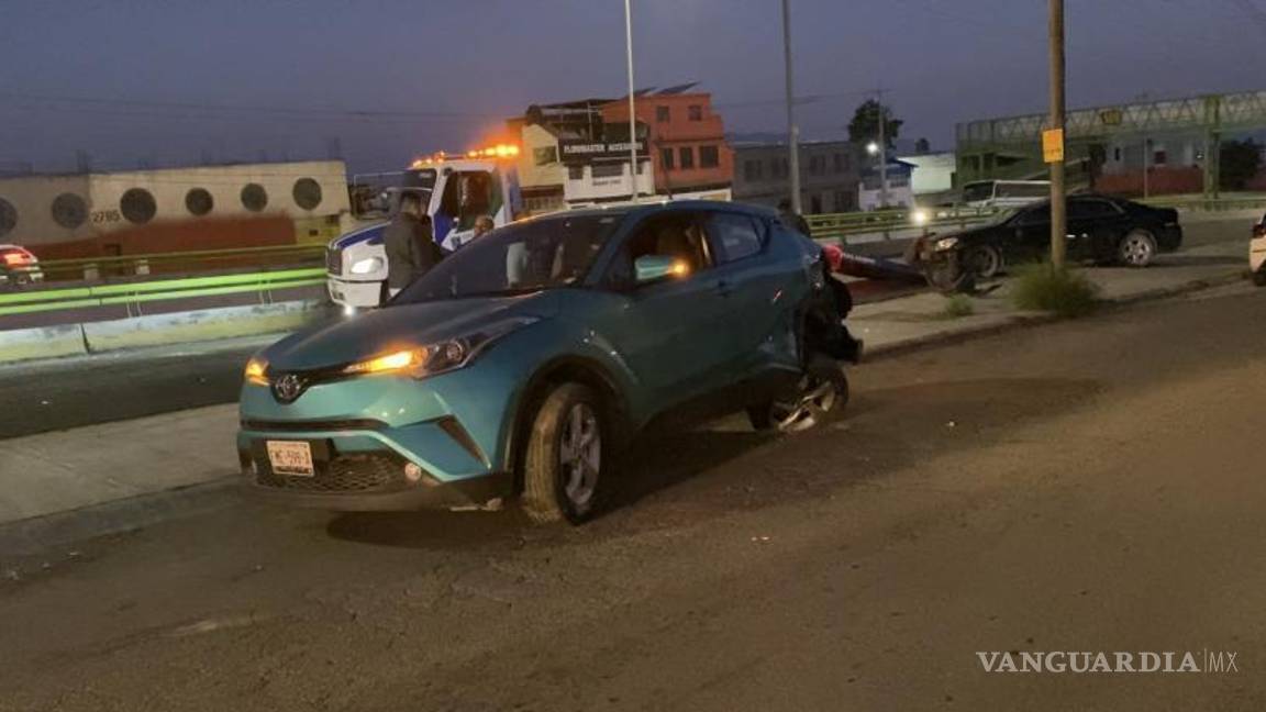 $!El Toyota saltó el camellón y quedó en dirección contraria, afectando el tráfico.
