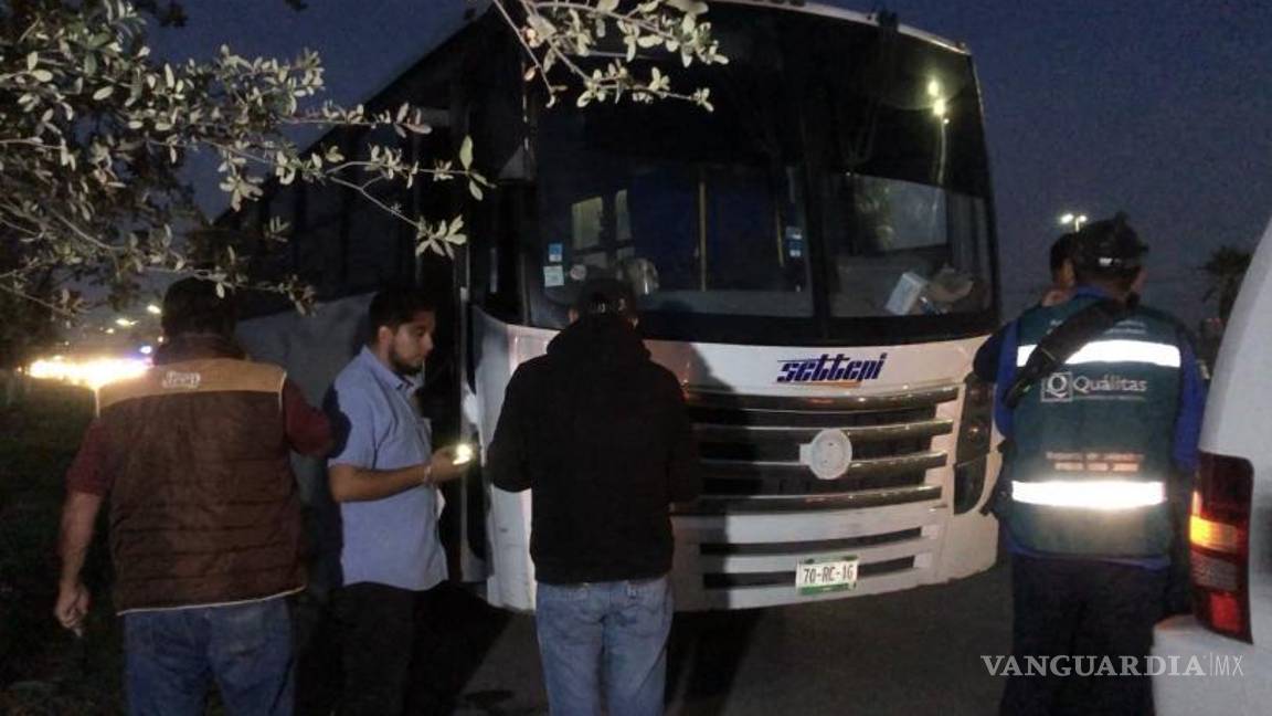 Conductor de transporte de personal dormita y choca en la Monterrey-Saltillo