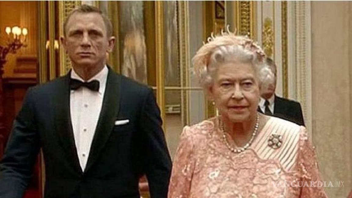 El día que la Reina Isabel II y James Bond... ¿saltaron en paracaídas?