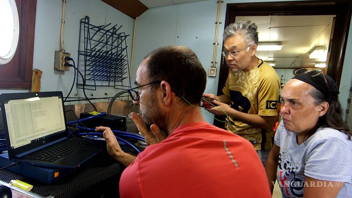 $!Víctor Manuel Cruz Atienza (i) acompañado de científicos revisan datos a bordo del buque Puma”.