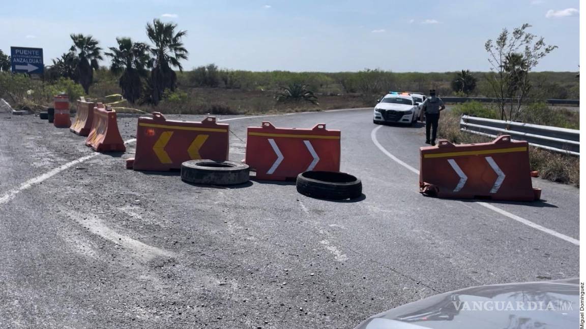 $!El acceso al Libramiento Anzaldúas fue cerrado ayer lo cual causó contratiempos en los puentes.