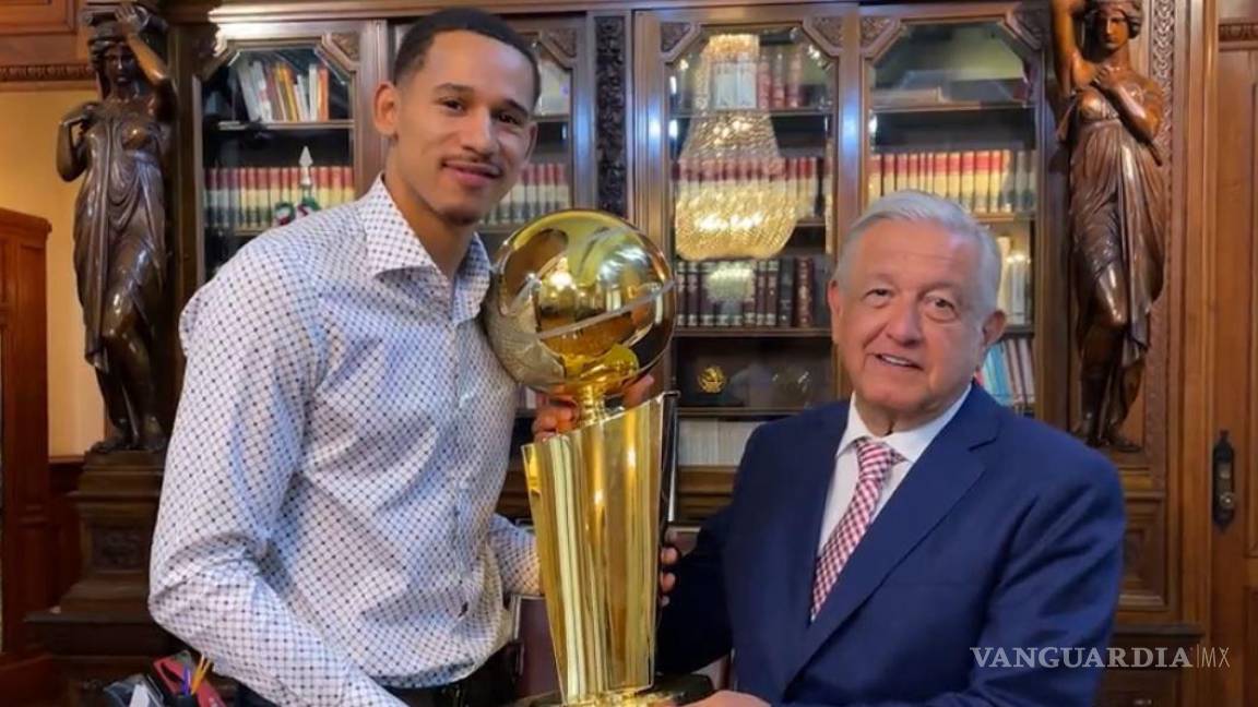 Presume AMLO reunión en Palacio Nacional con Juan Toscano; carga el trofeo de campeón de la NBA