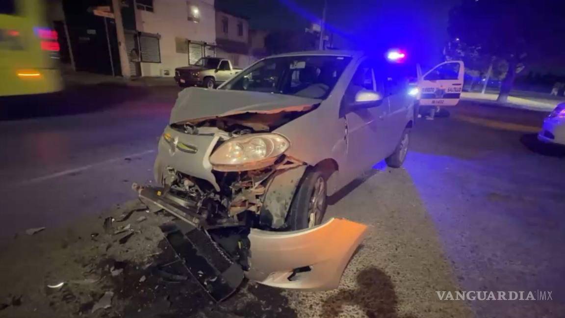 $!El Fiat resultó con daños en la parte frontal tras chocar contra el Nissan.