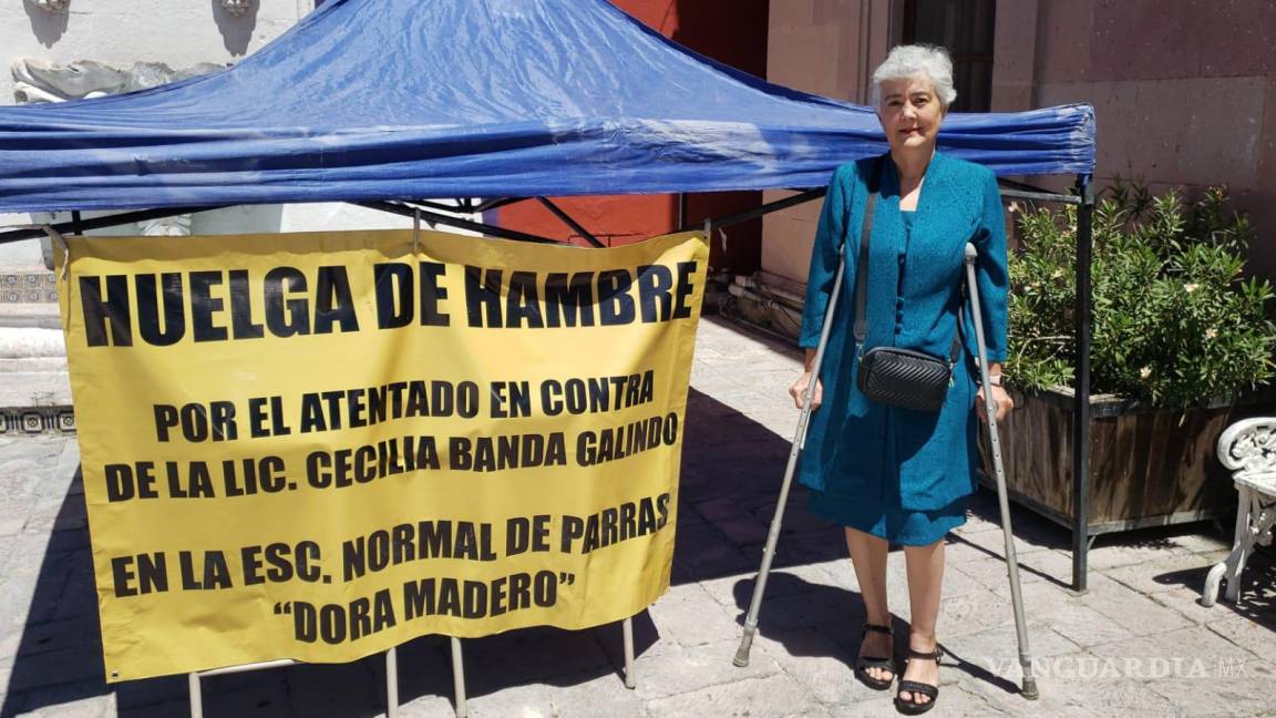 En huelga de hambre maestra de Parras; denuncia acoso laboral por director de Escuela Normal