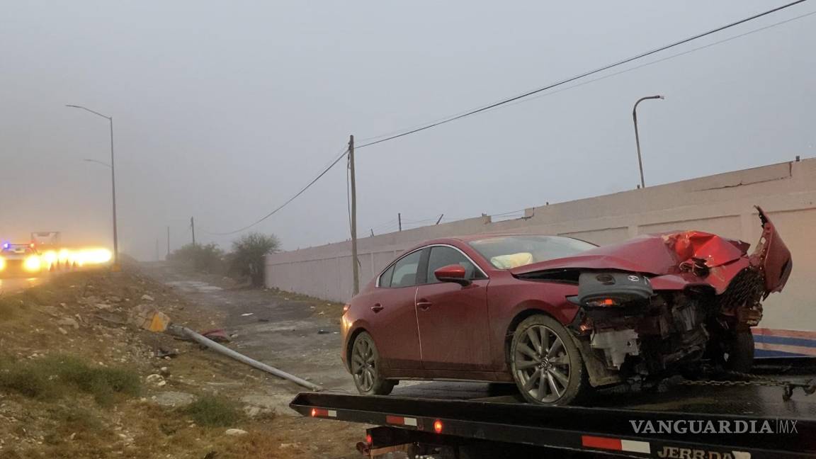 ‘Volaba’ a su trabajo en Ramos Arizpe, pierde control en curva y se lleva una luminaria