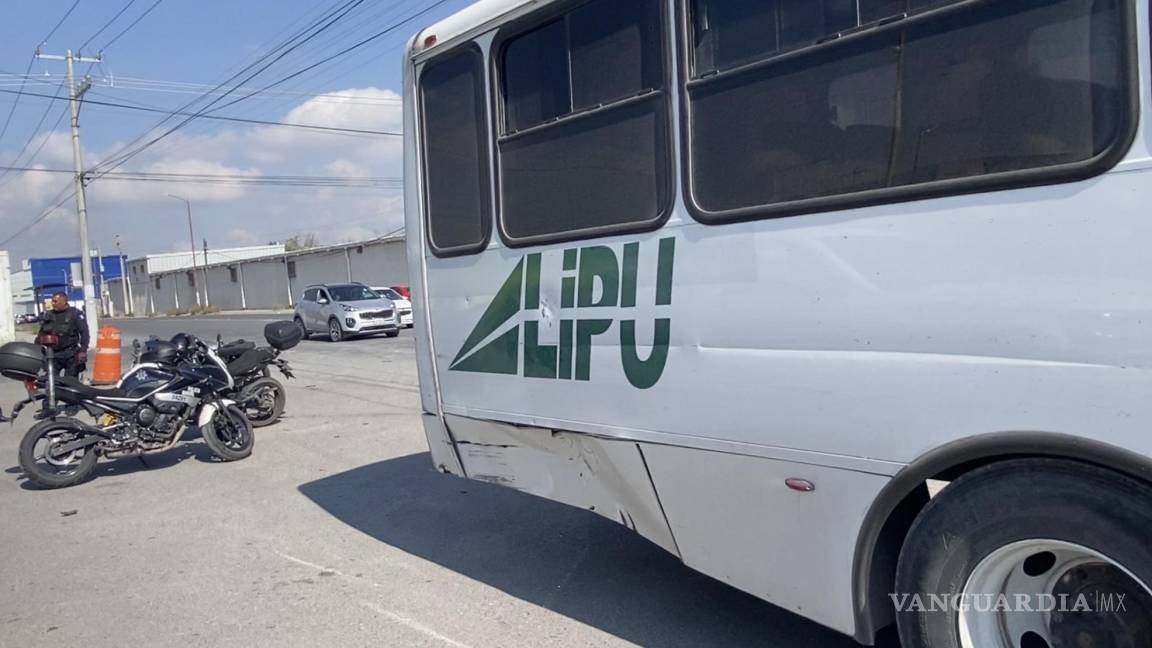 Joven motociclista sufre lesiones al ser embestido por un transporte de personal en Saltillo