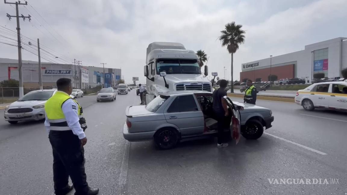 Trailero cambia de carril y se lleva auto de encuentro, al norte de Saltillo