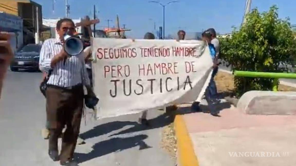$!El grupo avanzó por la ciudad, mientras su líderes lanzaban consignas.