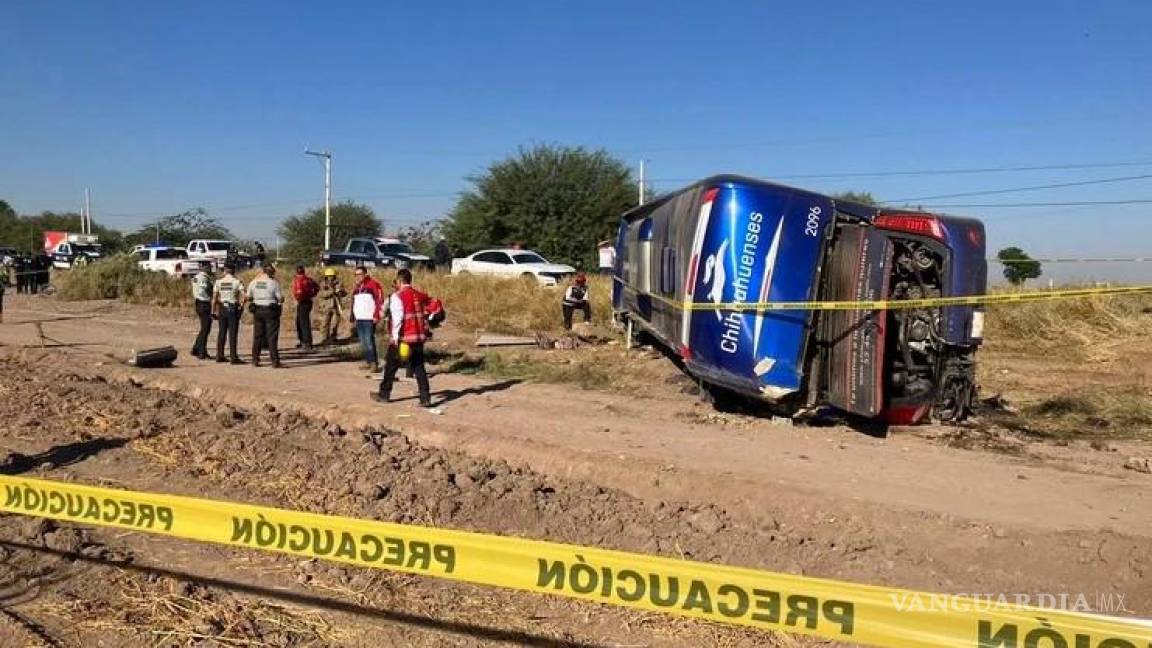 Vuelca autobús que llevaba enfermos a hospitales de Torreón; reportan un muerto y 19 heridos