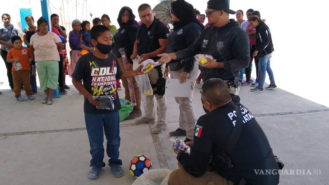 Policía Civil de Coahuila lleva alegría a niños de ejidos de Parras