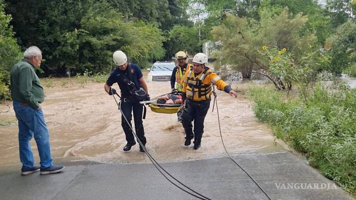 Queda atrapada en su camioneta al intentar pasar vado inundado al norte de Saltillo