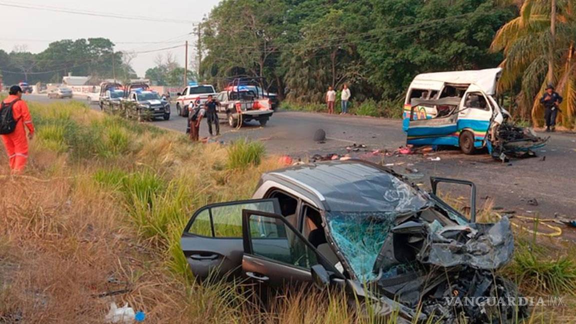 $!Doce muertos deja fuerte accidente carretero en Tabasco