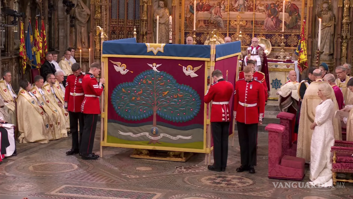 $!La pantalla que se usó para ungir en secreto a Charles con aceite sagrado. La congregación no pudo ver el momento ya que es sagrado entre el rey y Dios.