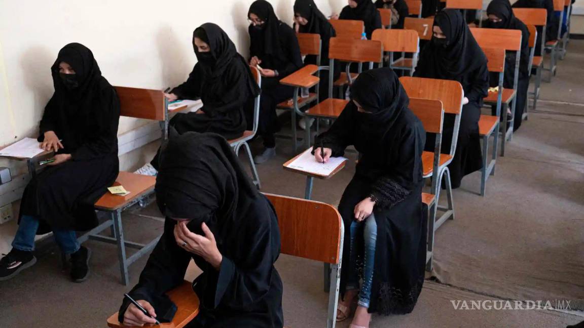 Talibán prohíbe que las mujeres accedan a la unversidad en Afganistán