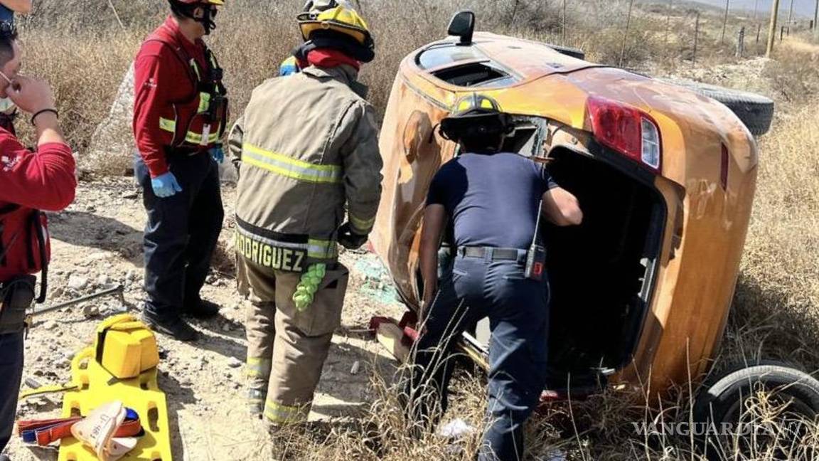 Saltillo: automovilista que ayudaba a una pareja provoca accidente, vuelca y queda detenido