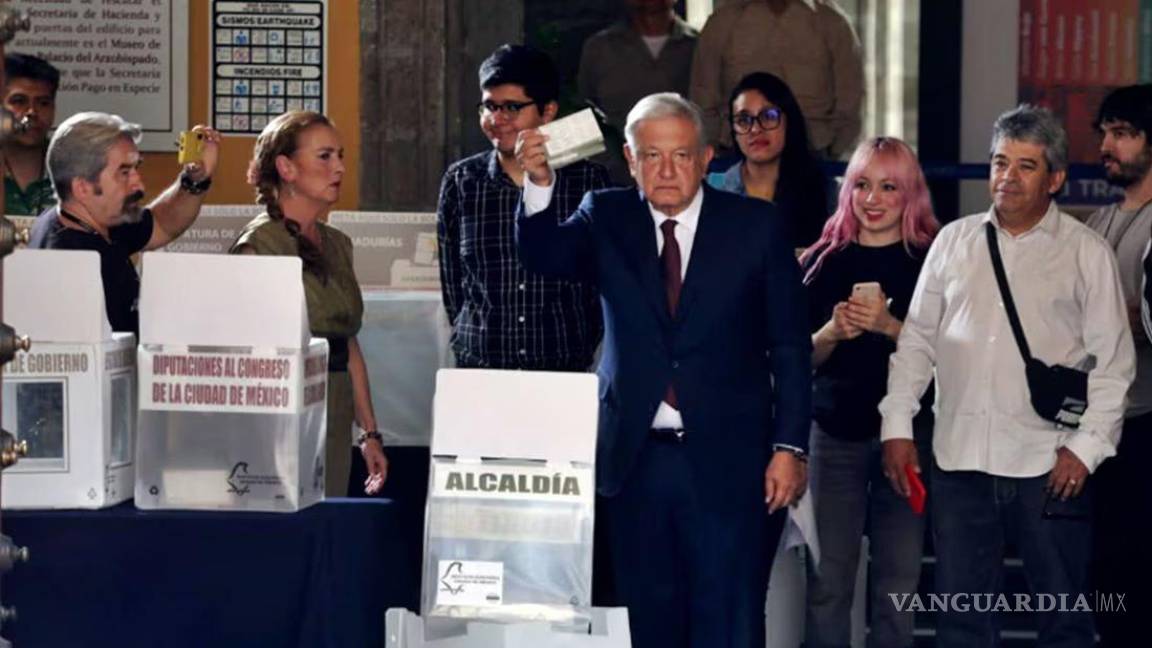 ¡Ánimo!... AMLO vota junto a Beatriz Gutiérrez Müller en casilla del Centro Histórico (Video)