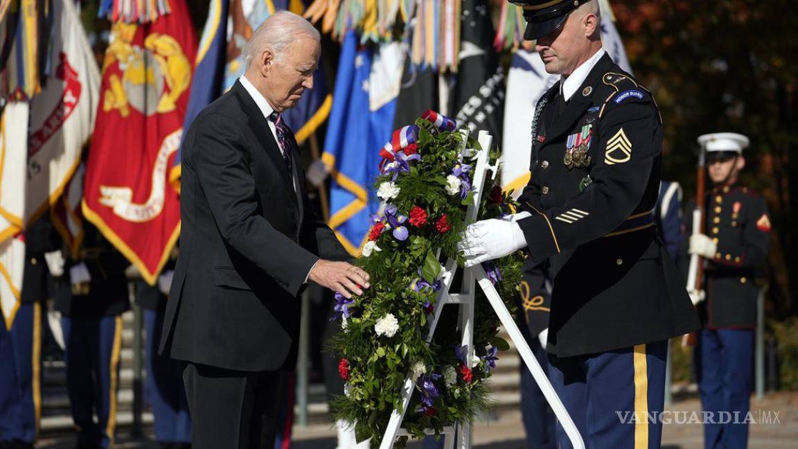Sufre Biden leve desorientación durante ceremonia de los veteranos en Arlington