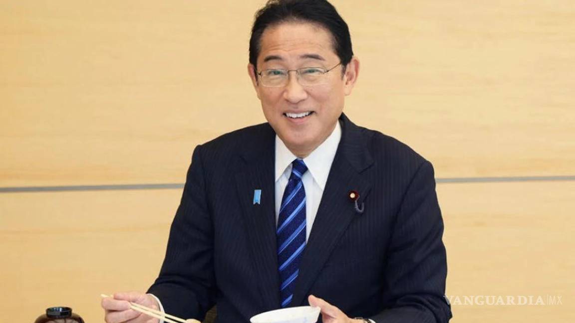 Sin miedo: primer ministro japonés come en video pescado de Fukushima