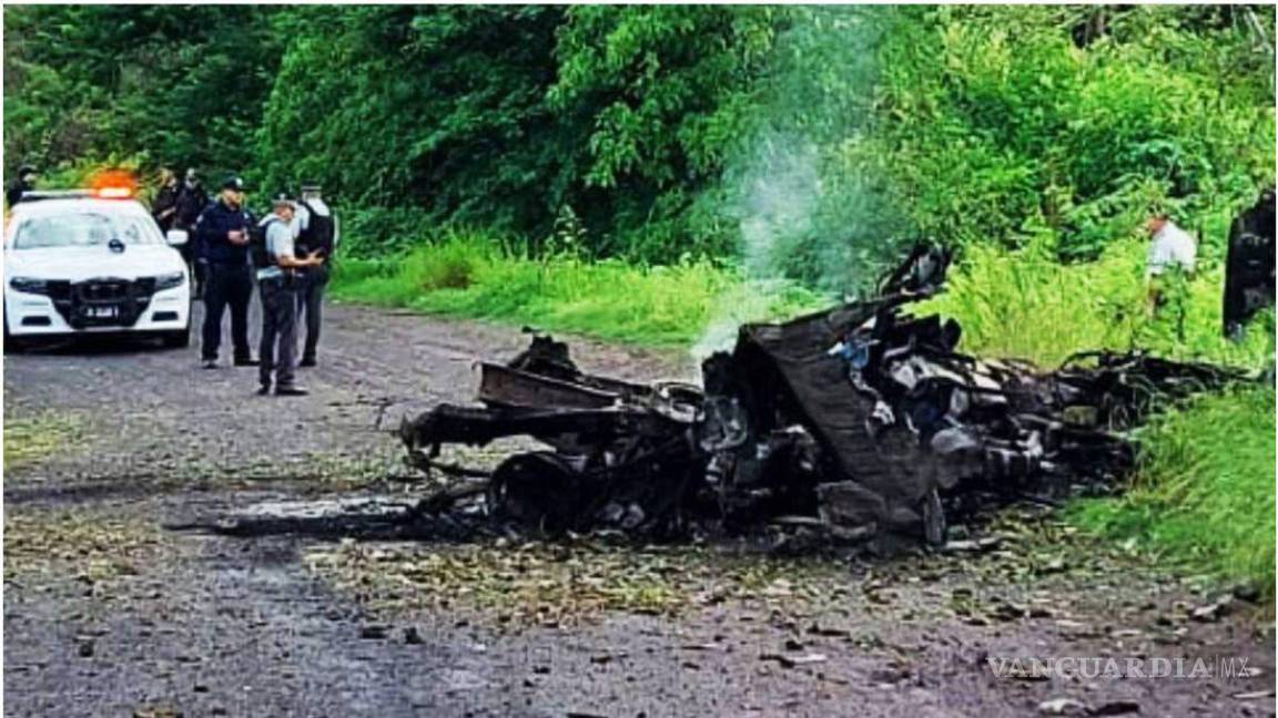 Atacan e incendian camioneta de limoneros en Michoacán