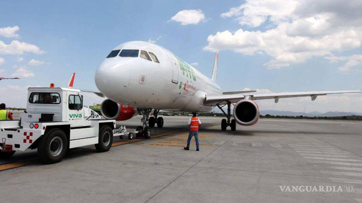 Se impacta camión de alimentos con avión de Viva Aerobús