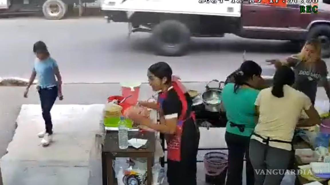 Captan momento en que mujer arroja aceite hirviendo a vendedora de comida en Xalapa