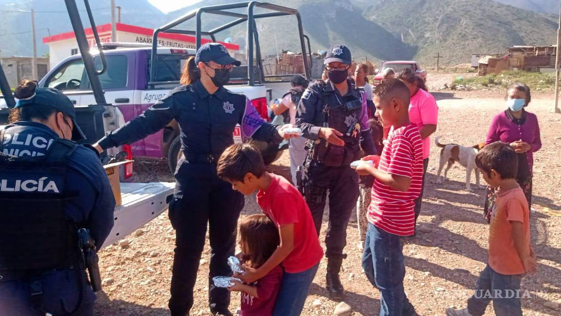 Oficiales del Agrupamiento Violeta lleva refrigerios y donaciones a colonia vulnerable de Saltillo
