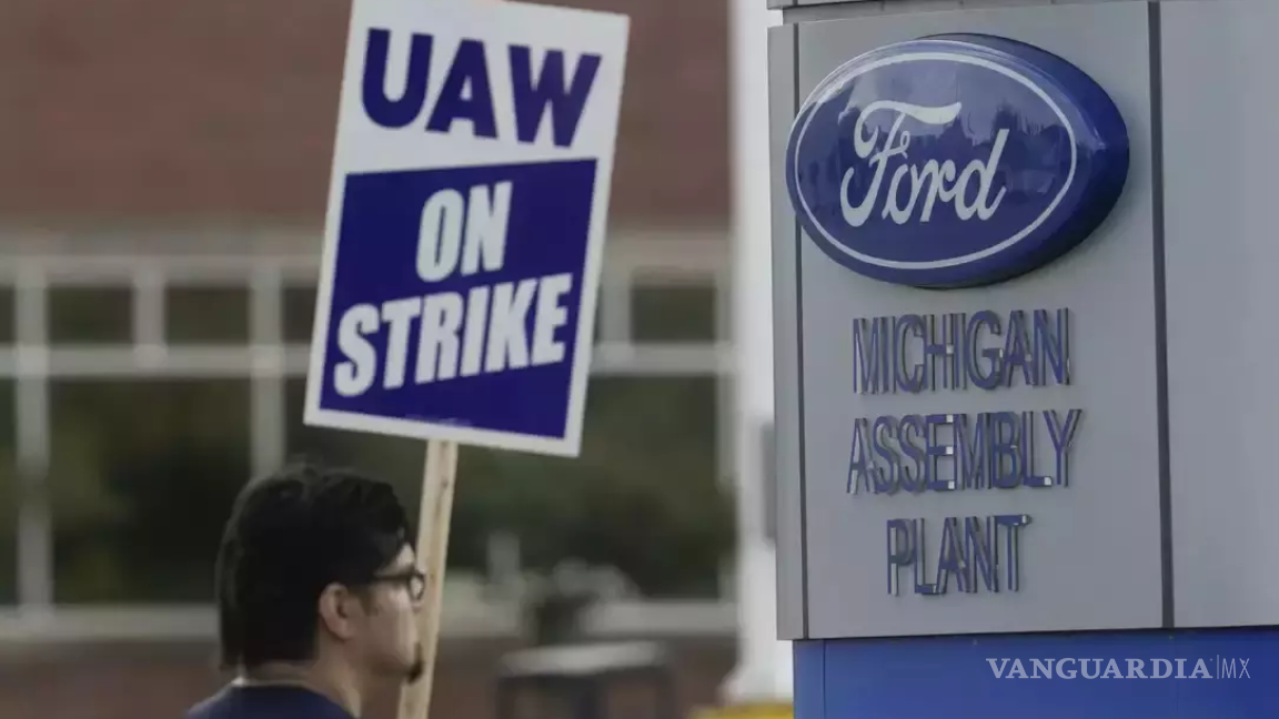 Ford logra acuerdo con trabajadores canadienses, en EU la huelga sigue