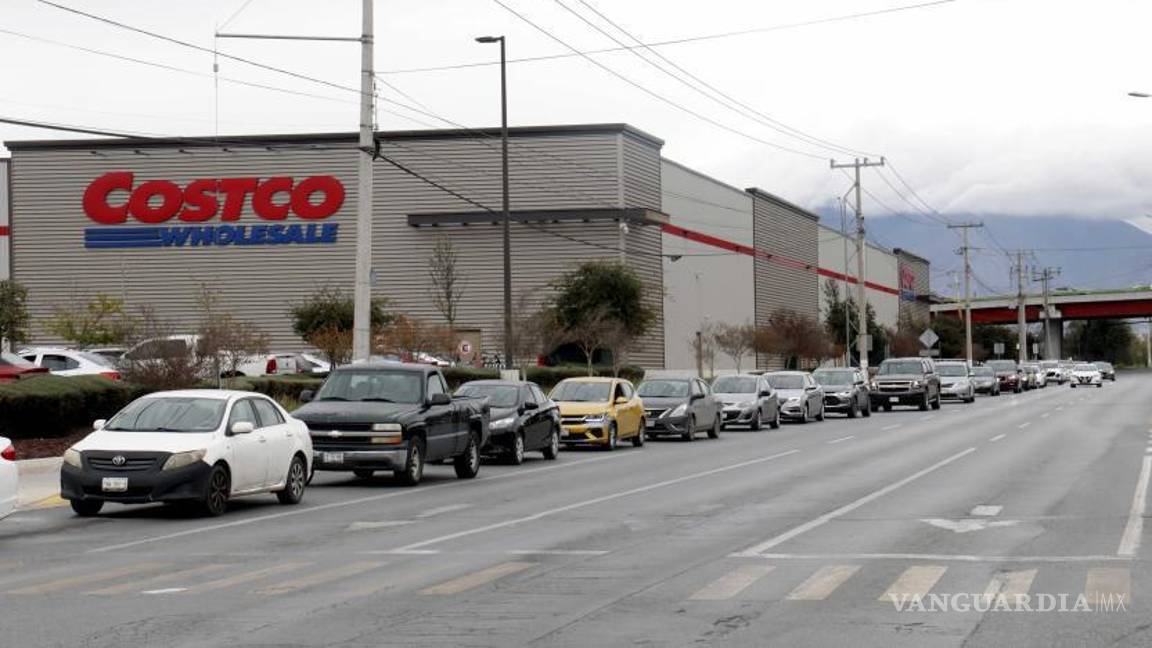 $!Reportes de usuarios indican que el estacionamiento de Costco se llena desde tempranas horas, generando una fila de coches aglomerados en el bulevar Luis Donaldo Colosio.