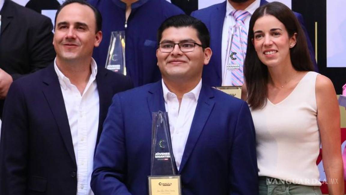 $!La ceremonia de entrega del Premio Estatal de la Juventud, donde Juan Luis fue reconocido por su destacada contribución a la tecnología médica.