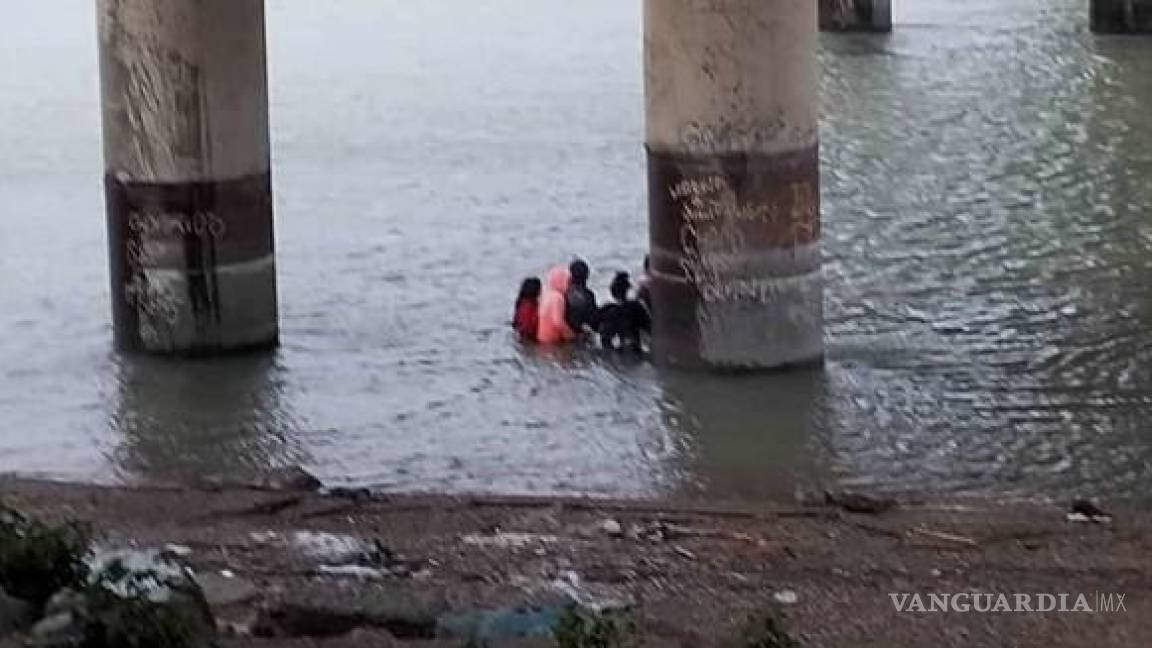 Rescatan a familia de migrantes de las frías aguas del río Bravo; había 7 niños
