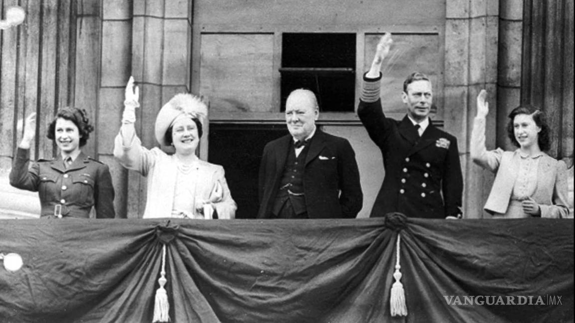 $!Imagen del 8 de mayo de 1945, de izquierda a derecha Winston Churchill, la princesa Isabel, la reina Isabel, el rey Jorge VI y la princesa Margarita.