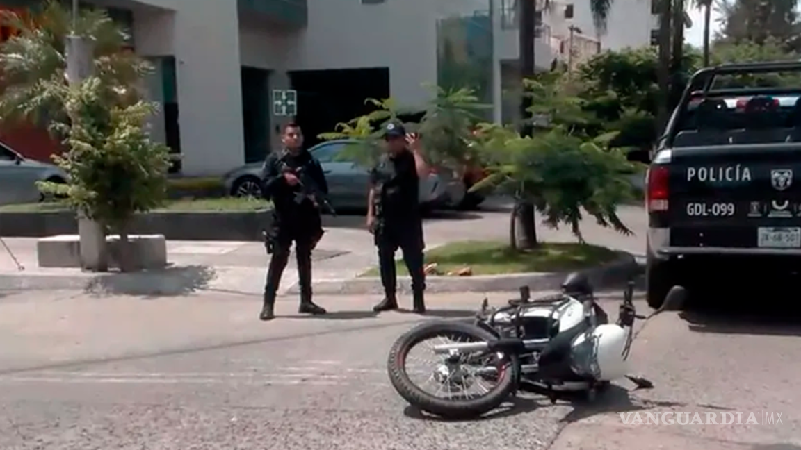 La asaltaron saliendo del banco, persiguió y arrolló a los ladrones; le robaron 160 mil pesos