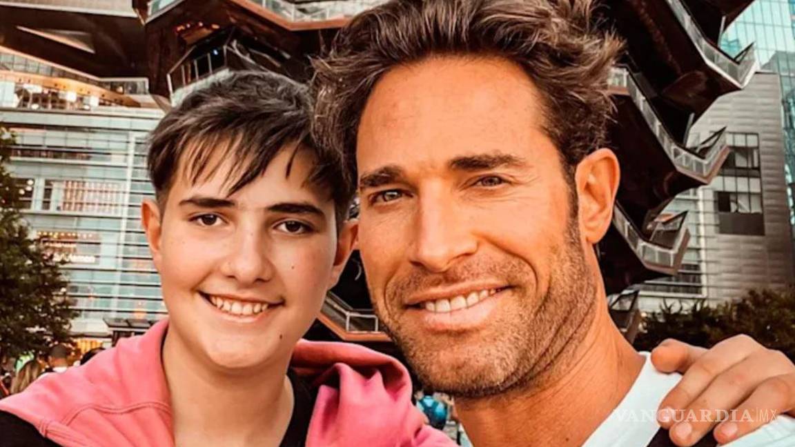 $!Santiago, el hijo de Sebastián Rulli, ya superó en estatura a su padre.