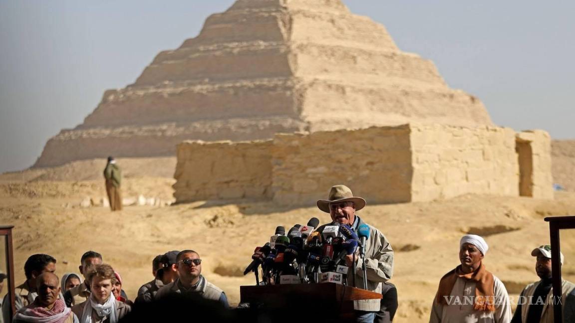 Encuentran una momia recubierta de hoja de oro en Egipto