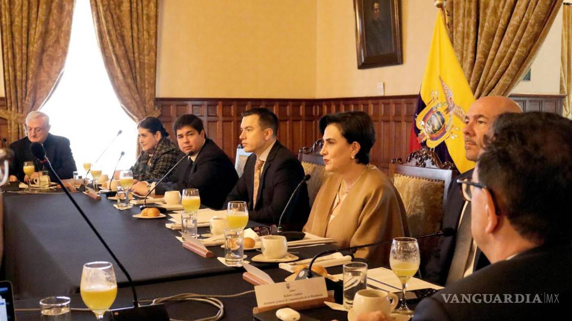 $!El presidente Daniel Noboa (centro) habló por primera vez desde que estalló la crisis de violencia, generada por delincuentes.