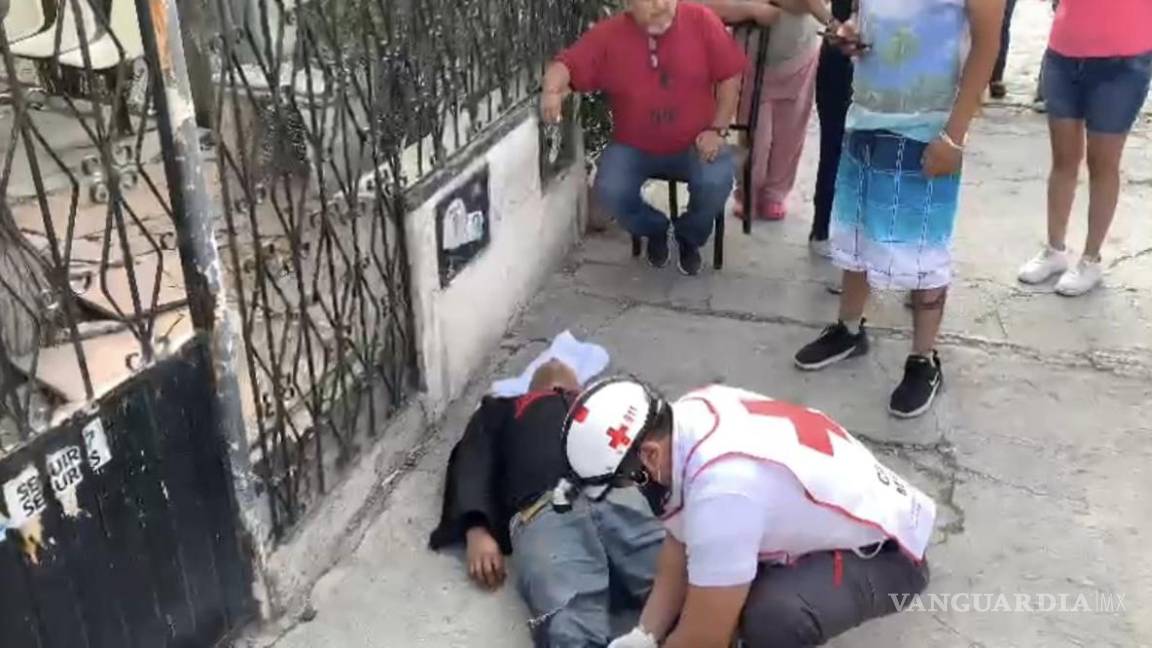 Chocan y tumban a motociclista en Saltillo; se encuentra delicado de salud