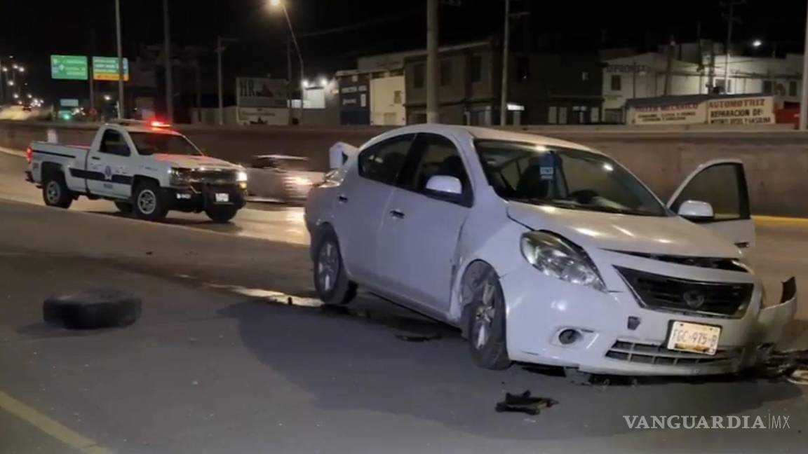 Destruye su auto y derriba barda del mercado de abastos